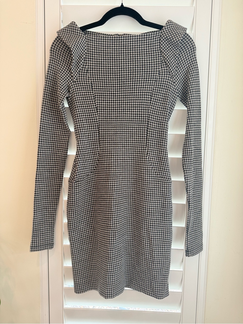 French Connection Black Cream Houndstooth Bodycon Cold Shoulder Dress 6 NWT